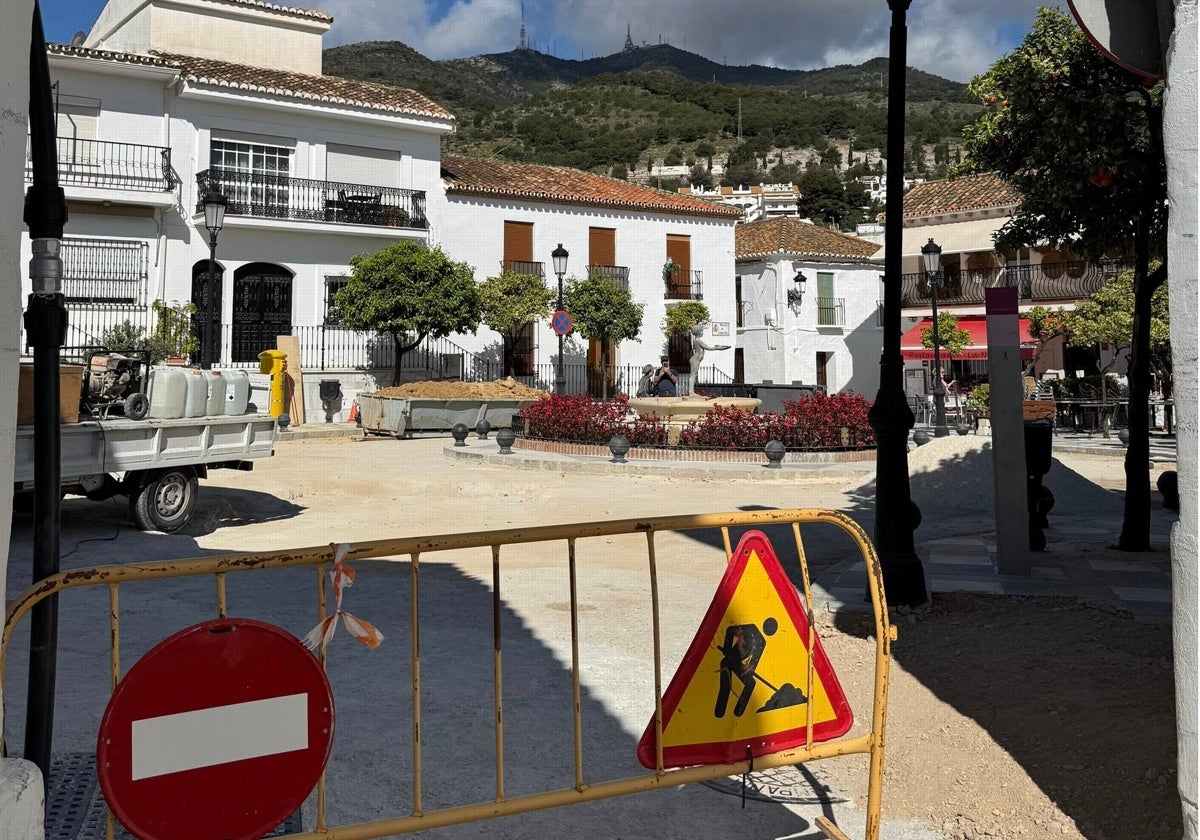 Empresarios de Benalmádena reclaman que las obras municipales «acaben ya» y hablan de «tensión» en los negocios por las pérdidas