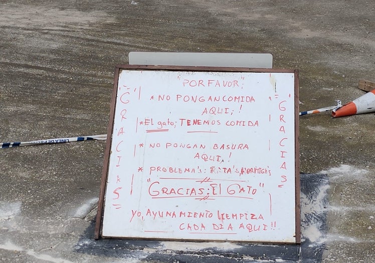 El cartel que han colocado los okupas del edificio de Correos.