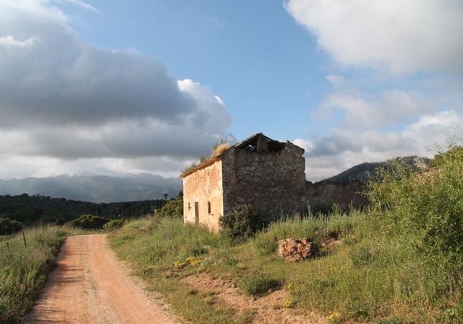 Tras pasar junto a este edifico abandonado hay que girar a la derecha