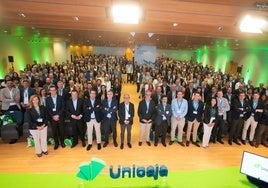 Foto de familia de la 21ª convención de Unicaja, que se ha celebrado bajo el lema 'Centrados en las personas'.
