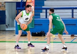 Barreiro, ante Kalinoski en el entrenamiento de este jueves.
