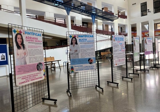 Parte de la exposición de Pintíficas en el Hall de la Facultad de Educación.