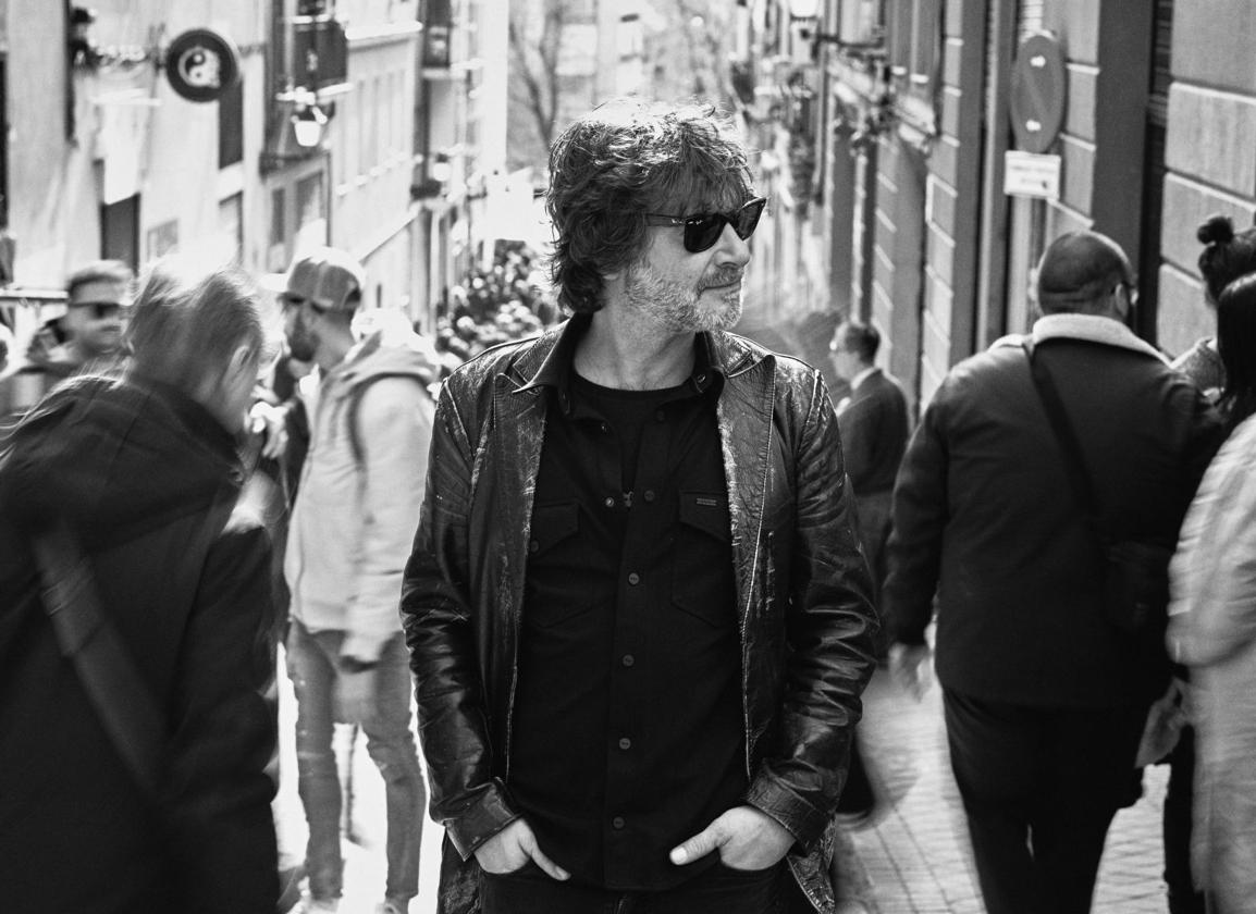 Quique González vuelve a Málaga tras el apagón: entrevista y acústico el 20 de mayo