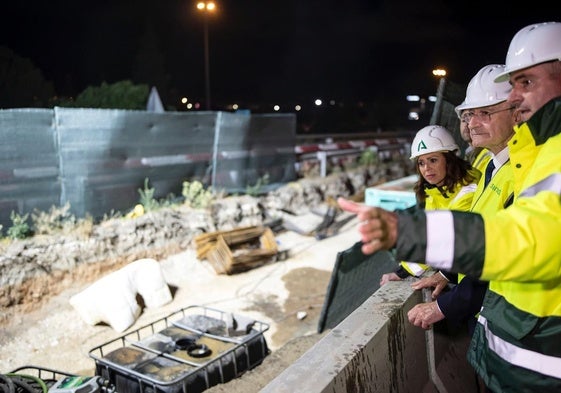 La consejera de Fomento, Rocío Díaz, acompañada por el alcalde, Francisco de la Torre, en su visita a las obras.