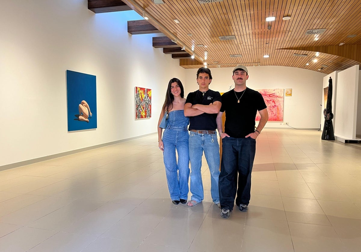 Lola Álvarez, Pedro Hoz y Pol Arregi posan en la muestra 'Echoes of the Sacred'.