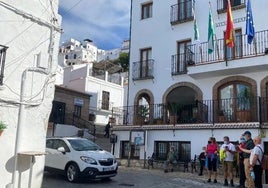 Fachada principal del Ayuntamiento canillero.