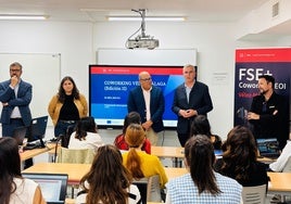 El aloalde veleño y responsables del 'coworking', en las jornadas.