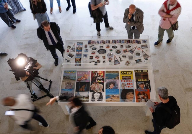 La muestra acoge la obra de Miguel Trillo que exploran las posibilidades de la fotografía sobre souvenirs.