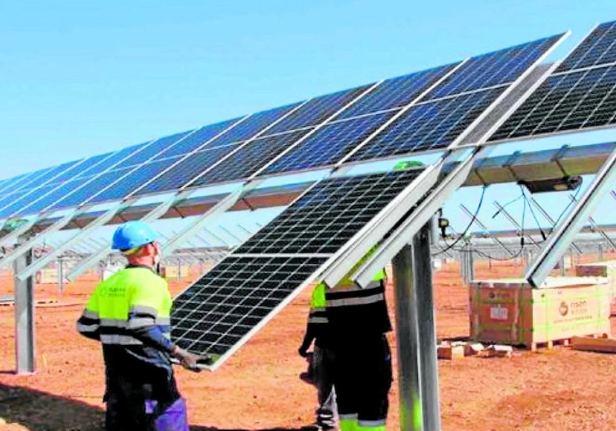La Junta muestra su compromiso con las renovables, pero reclama más solidez para el sistema energético