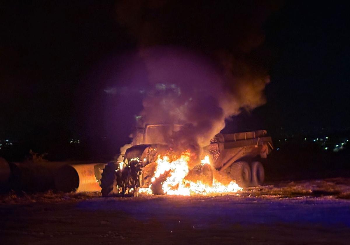 Imagen principal - Un incendio intencionado en la obra de la futura depuradora Norte de Málaga quema cinco máquinas de gran tonelaje