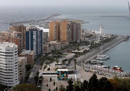 Vista aárea del Muelle Uno y el puerto, con la Farola en el centro.