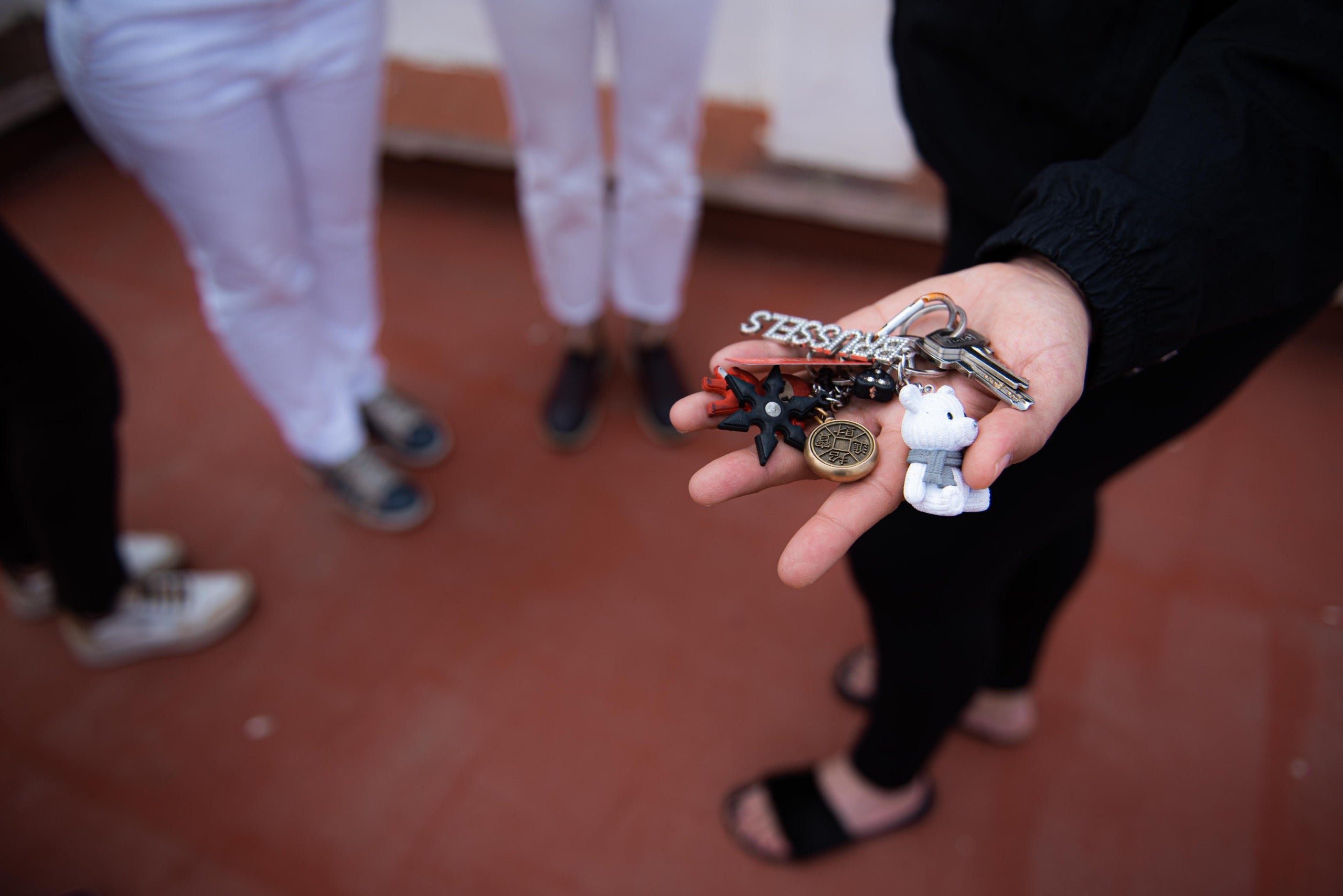 Imagen principal - Los símbolos del tener un hogar: un llavero, el simple gesto de abrir tu puerta y llevar a tu casa las bolsas de la compra.