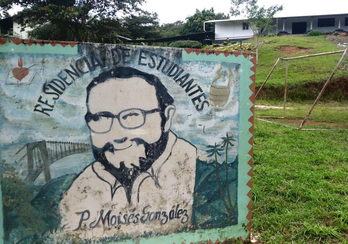 Imagen principal - El farile agustino que ejerció de profesor en Málaga es adorado en Panamá donde una residencia y un puente llevan su nombre. Fue un gran misionero y el Papa siempre lo elogió en su anterior cargo y propulsó su proceso de beatificació. Celebración por ser nombrado cardenal. Imagen de León XIV