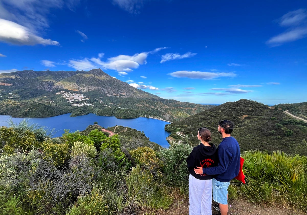 Foto tomada este jueves por la tarde en el embalse de La Concepción, lleno, como se aprecia.