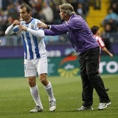 Manuel Pellegrini se dirige a Enzo Maresca en un partido del Málaga.