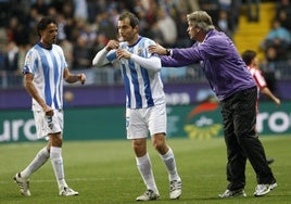 Manuel Pellegrini se dirige a Enzo Maresca en un partido del Málaga.