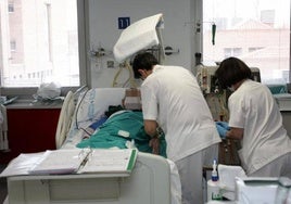 Profesionales de la enfermería atienden a un paciente.