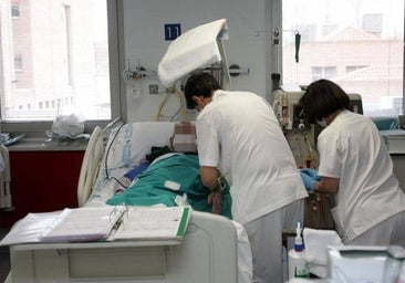 Profesionales de la enfermería atienden a un paciente.