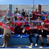 Aficionados del Estepona, preparados para la gran cita.