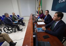 Natalia Sánchez, vicepresidenta de la CEM; Javier González de Lara, presidente; y Juan Manuel Rosillo, vicepresidente de la organización y presidente de ACP; y, en el auditorio, José Carlos Escribano, presidente de la Cámara de Comercio, en silla de ruedas por un accidente.