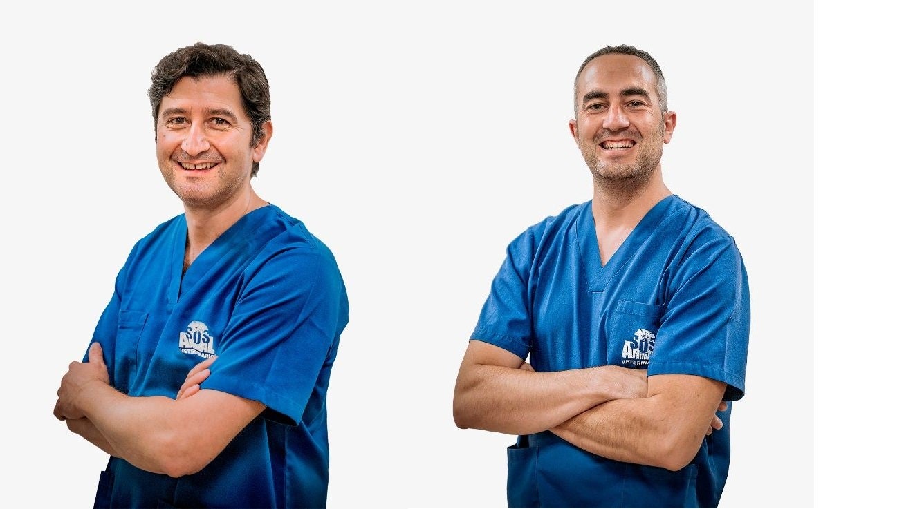 Dr. Dalmiro García Santa María, veterinario especialista en Traumatología y cirujano especialista (izquierda); y Dr. Rafael Peláez Carmona, veterinario especialista en Traumatología y cirujano especialista.