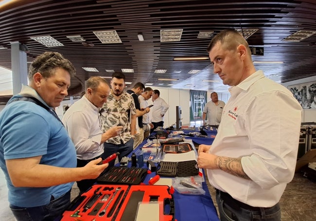 Visitantes en el expositor de Grupo Sheiketools.