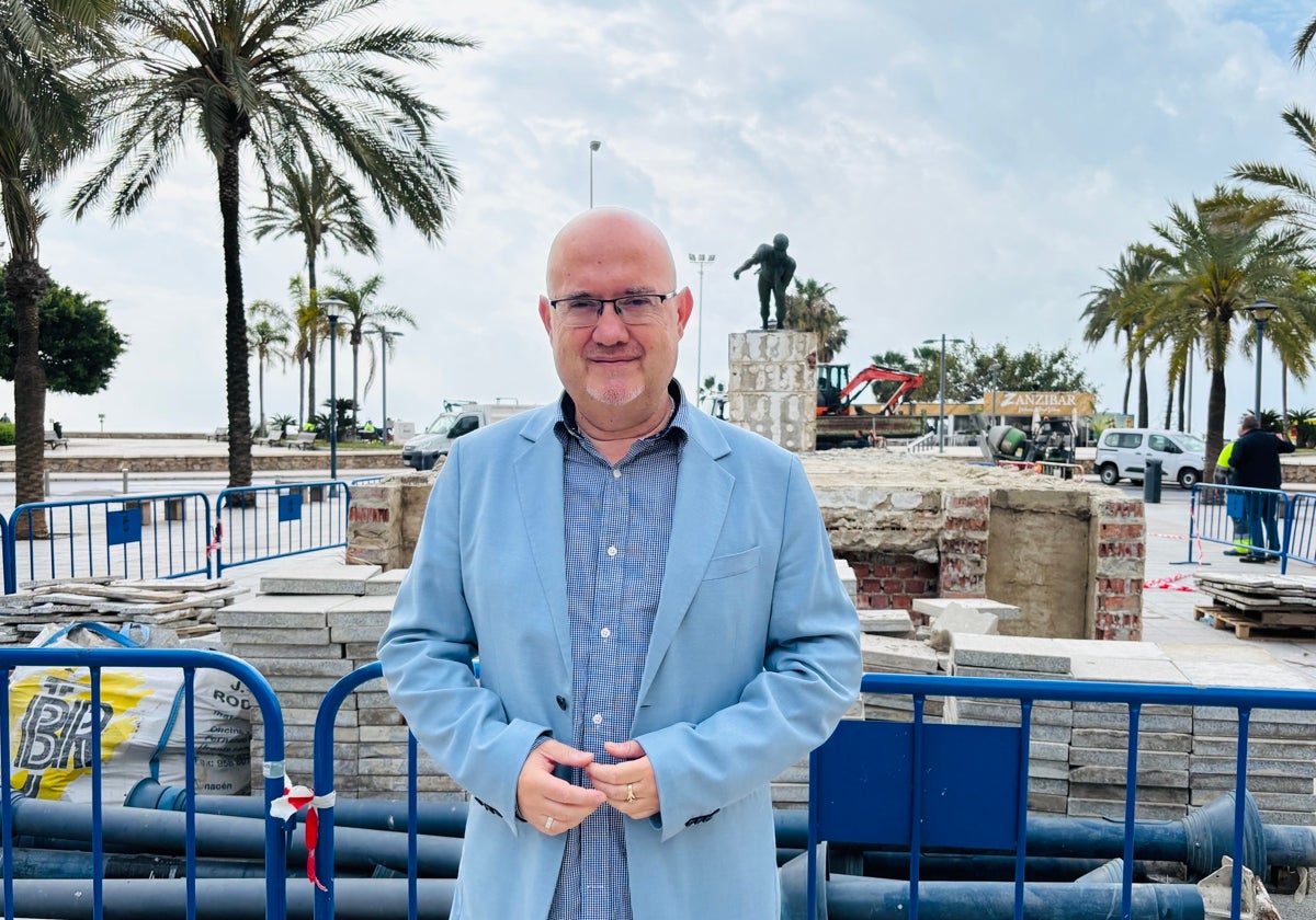 Trasladan la escultura del Jabegote del paseo marítimo de Torre del Mar para ampliar el paseo de Larios