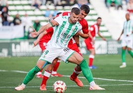 Longo protege el balón, en un choque de la segunda vuelta liguera.