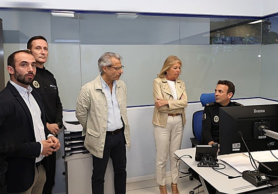 La alcaldesa, Ángeles Muñoz, ha supervisado el nuevo sitema de gestión policial.
