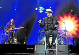 En su taburete y rodeado de su banda, Joaquín Sabina ofreció un concierto cargado de grandes éxitos.