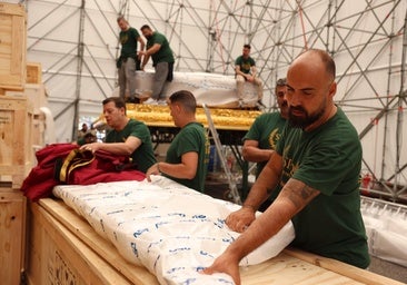 Los albaceas de la Esperanza, durante el montaje del trono de la Virgen en el interior de la carpa.