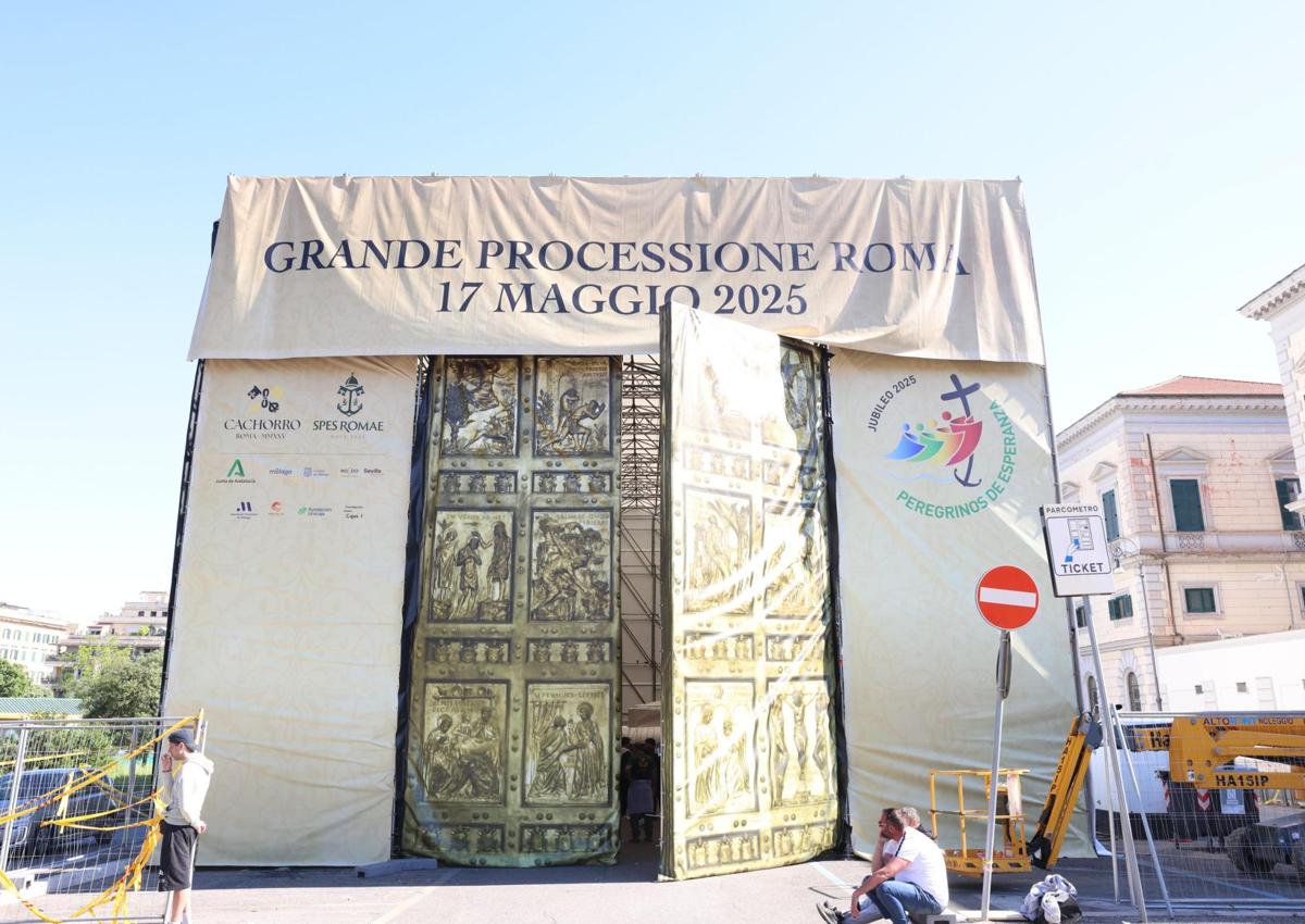 Imagen secundaria 1 - Preparativos para la Gran Procesión en Roma: comienza el montaje del trono de la Virgen de la Esperanza