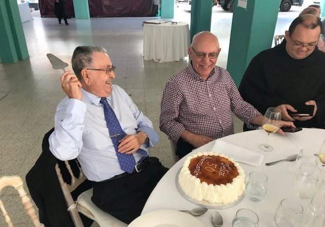 El padre Manrique cortó la tarta de los 50 años de Los Olivos (2017) junto a Manuel Delvox