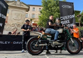 El customizador de motos veleño, en el podio de Saint-Tropez en Francia.