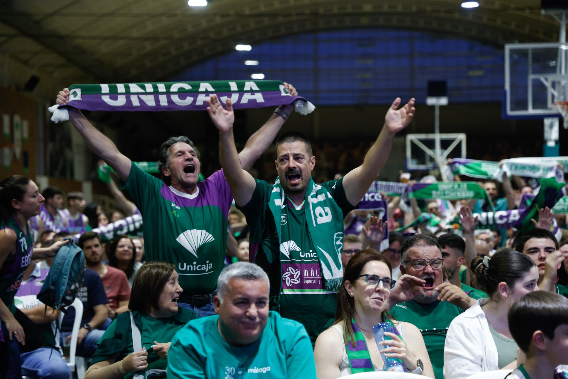 La marea verde en el pabellón Martín Urbano frente al AEK, en imágenes