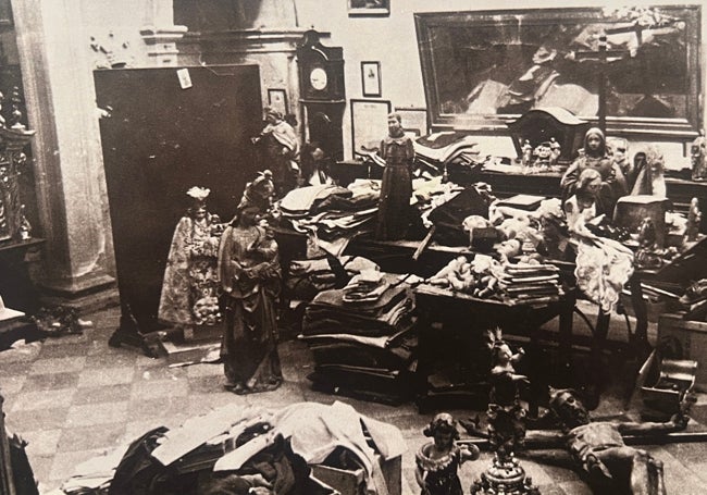 Interior de la sacristía con imágenes, cuadros, enseres, objetos, etc.