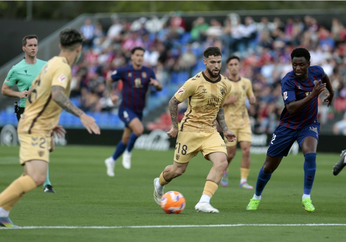 Dani Sánchez controla el balón durante el partido de Elda.