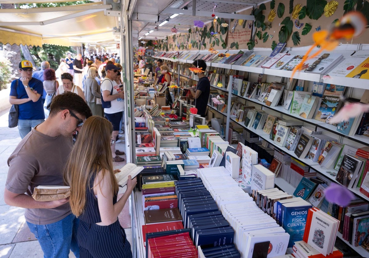 Imagen principal - Imágenes de este domingo en la Feria del Libro. 