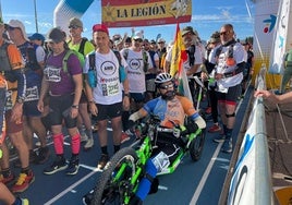 Alejandro Navarro, junto con su equipo de apoyo, durante los 101 Kilómetros de Ronda.