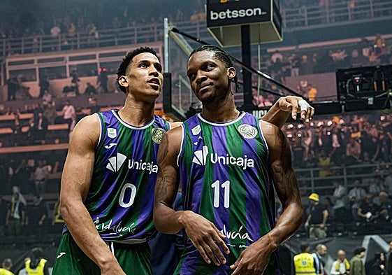 Tyson Pérez y Tyson Carter, al final del partido contra el Galatasaray.