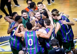 Los jugadores celebran en el Sunel Arena tras ganar la BCL.