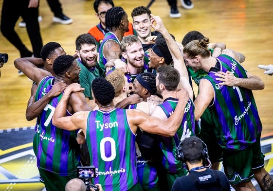 Los jugadores celebran en el Sunel Arena tras ganar la BCL.