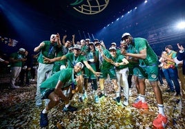 Los jugadores del Unicaja celebran en Atenas.