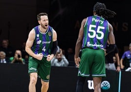 Kalinoski y Perry celebran en el último cuarto.