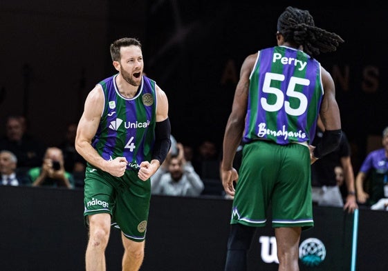 Kalinoski y Perry celebran en el último cuarto.
