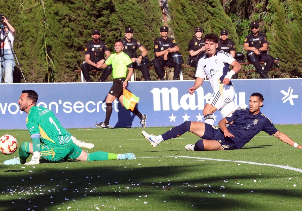 El Marbella sufre para ganar, con dos jugadores más, ante el Recreativo