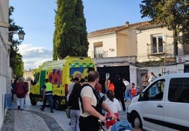 El servicio de Emergencias 061 durante su intervención en la plaza Cementerio de San Nicolás.