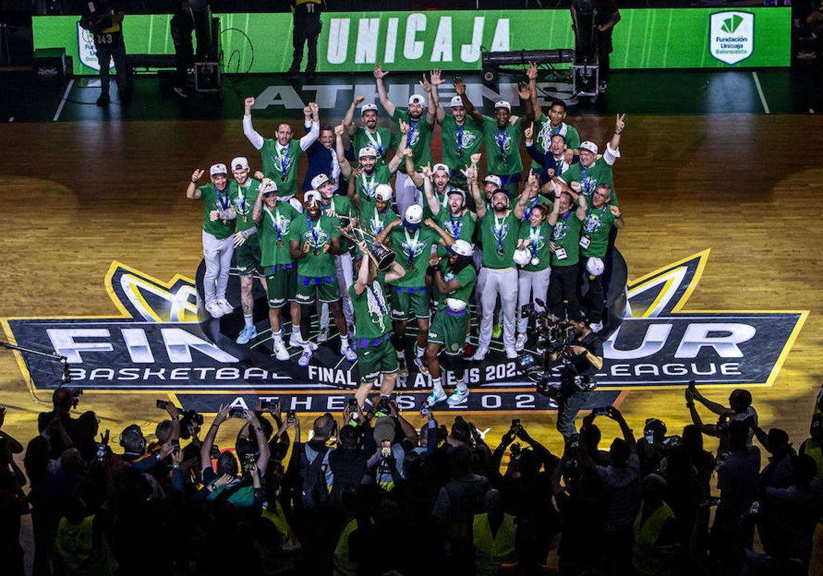 Los jugadores del Unicaja celebran el título de la Champions.