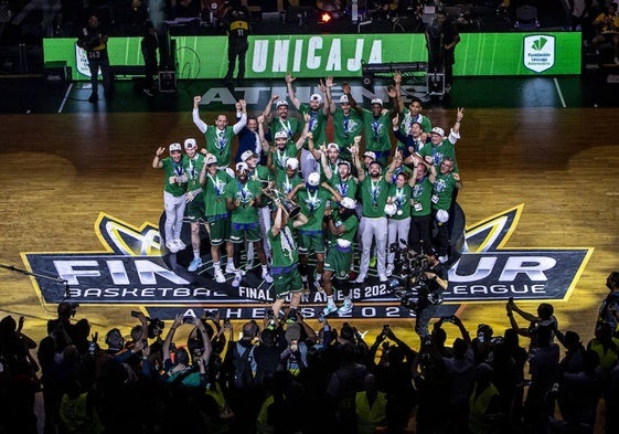 Los jugadores del Unicaja celebran el título de la Champions.