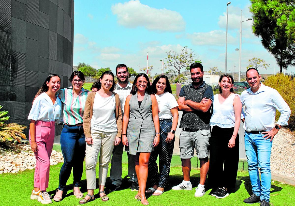 Integrantes de la plantilla de Athento, a las puertas de las instalaciones en el Málaga TechPark.